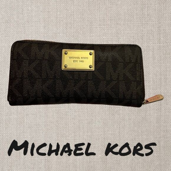 Michael Kors Abbey Medium Studded Backpack & wallet - Picture 5 of 7